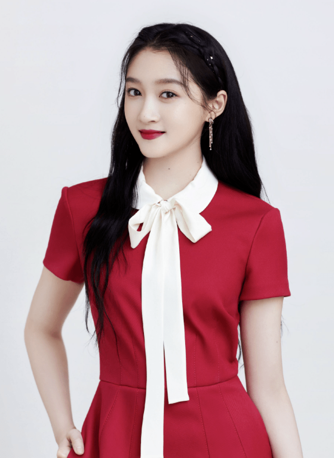 黑色关晓彤和娜扎同框，小5岁却被吊打，这些年她被造型师害苦了！