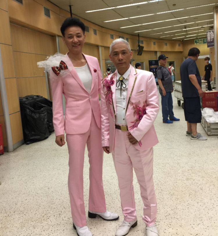 他35岁上春晚身价过亿,破产后开出租为生,如今卖包子东山再起_高逸峰