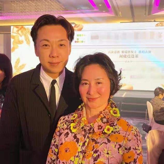 富婆 何超琼参加富婆宴会，土味花外套穿出高级感，同框小鲜肉笑容满脸