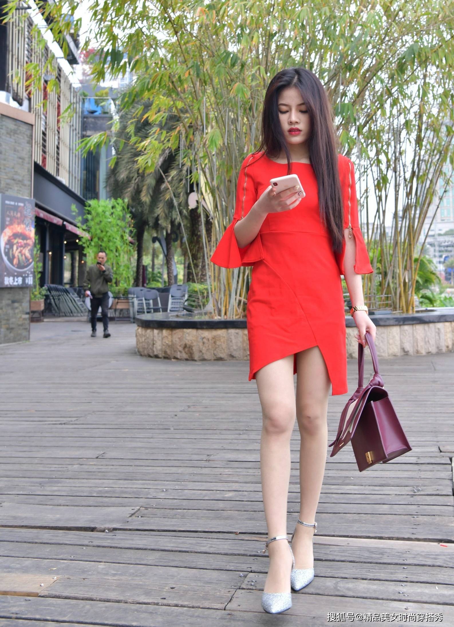 设计 街拍穿红色连衣裙的美女，性感的女人味十足