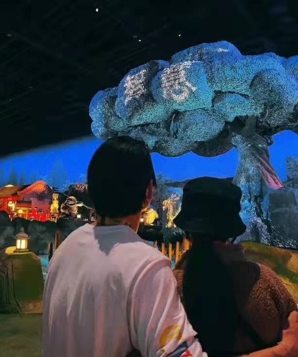 带着|郭碧婷带小奶黄玩旋转木马，向佐全程护在女儿身后，画面暖心有爱