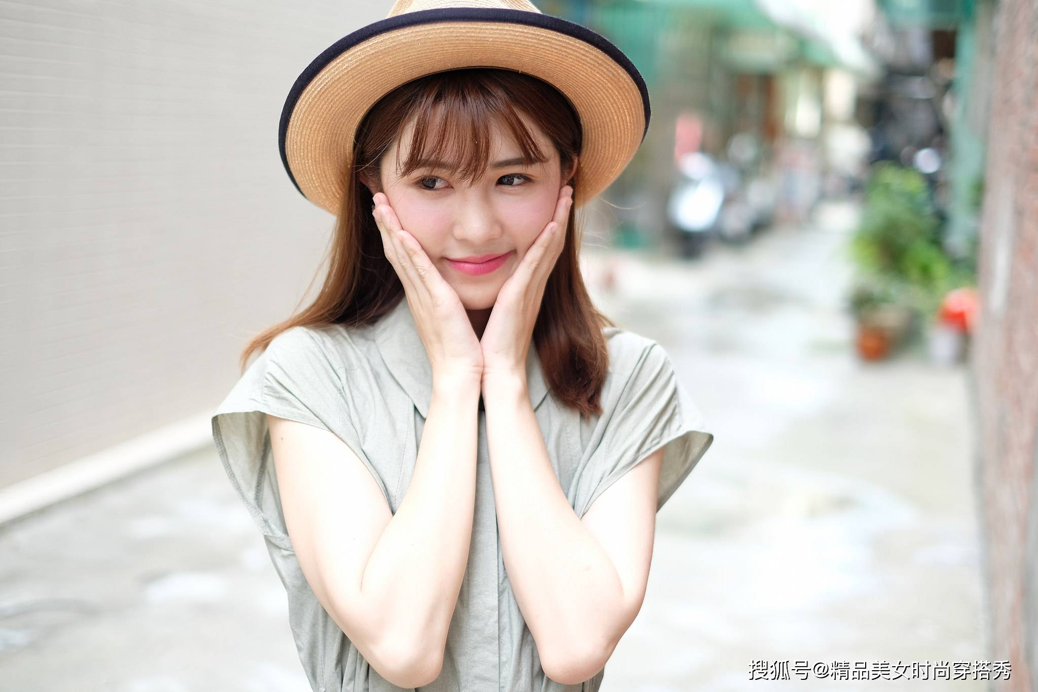 小个子 灰色的连衣裙十足大方，有一种十分受人喜欢的淡然气质