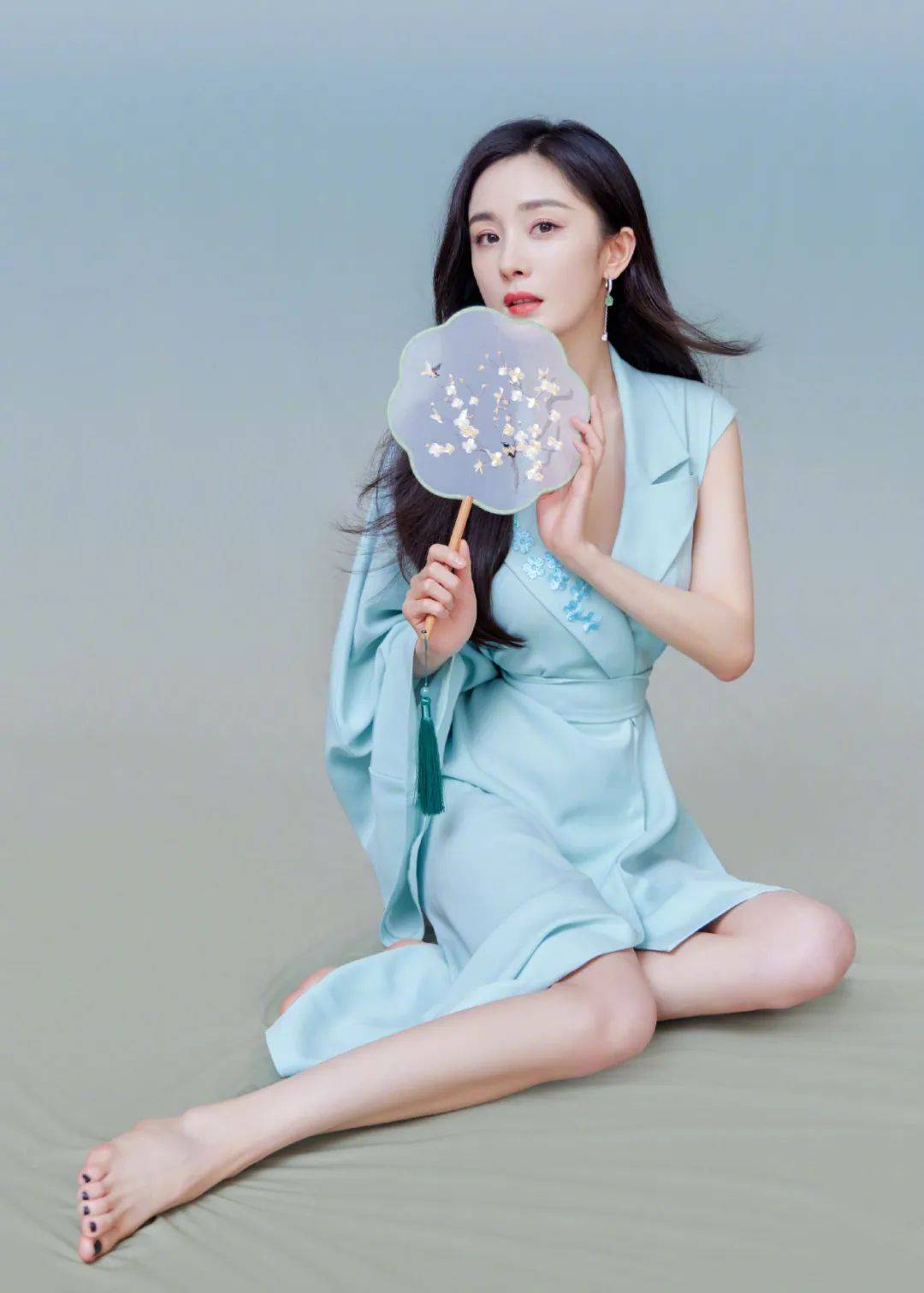 直播女星们近照比美：杨幂国风裙清新，赵丽颖秀细腰，热巴建模脸精致