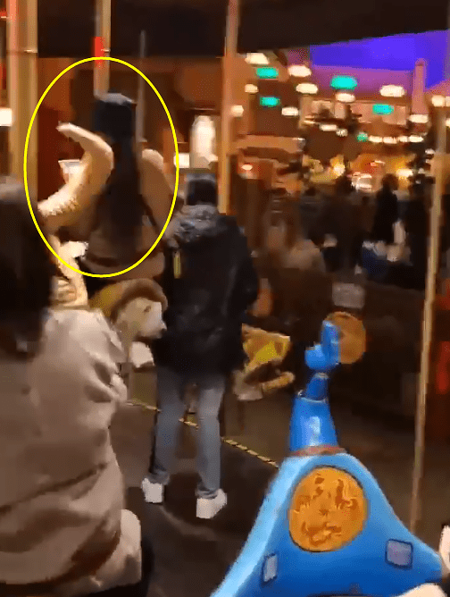 连向太|郭碧婷陪女儿坐旋转木马，向佐在旁暖心保护，两人逗女儿玩乐画面温馨