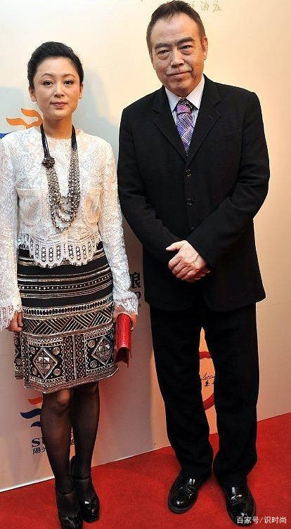 黑色 52岁陈红依然是不服老,穿鲜艳红裙搭配黑丝,身材一点也不显臃肿