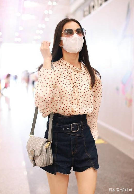 设计 黄圣依穿超短裤拍亲子照,9岁儿子快跟妈妈高,母子合照像俩姐弟