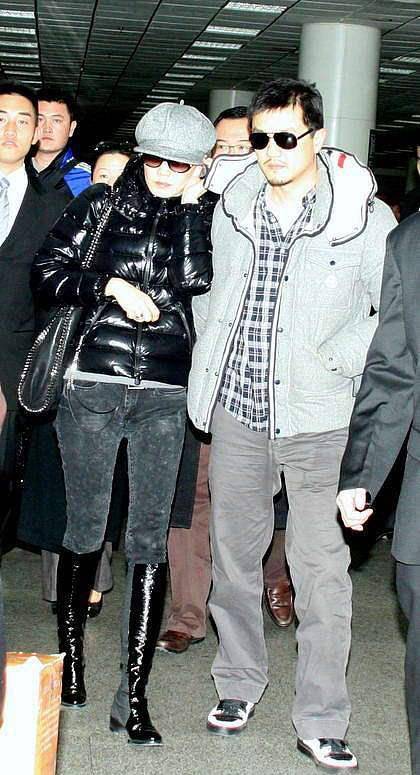 身材 王菲打扮真随性,穿得松松垮垮就出门,身材纤细谁不羡慕?