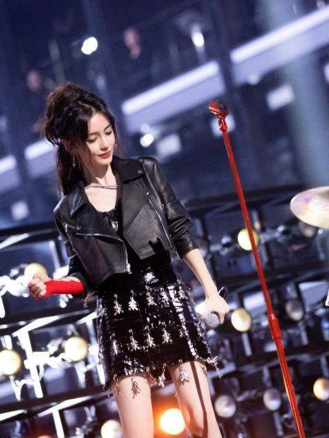 黑色 杨颖暧昧灯光“浪叫”，李菲儿“胸部镂空”惹美，黄晓明：送上云