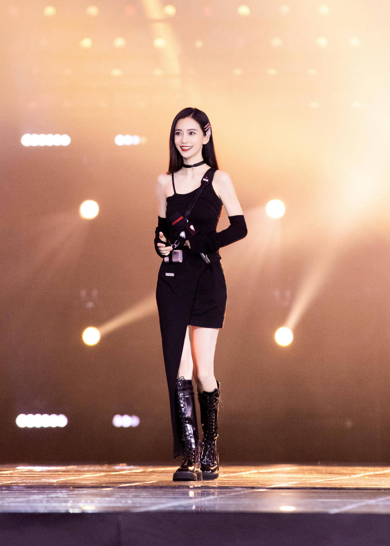 杨颖 Angelababy好会穿，用黑色皮夹克配吊带半身裙，辣妈身材不输女团