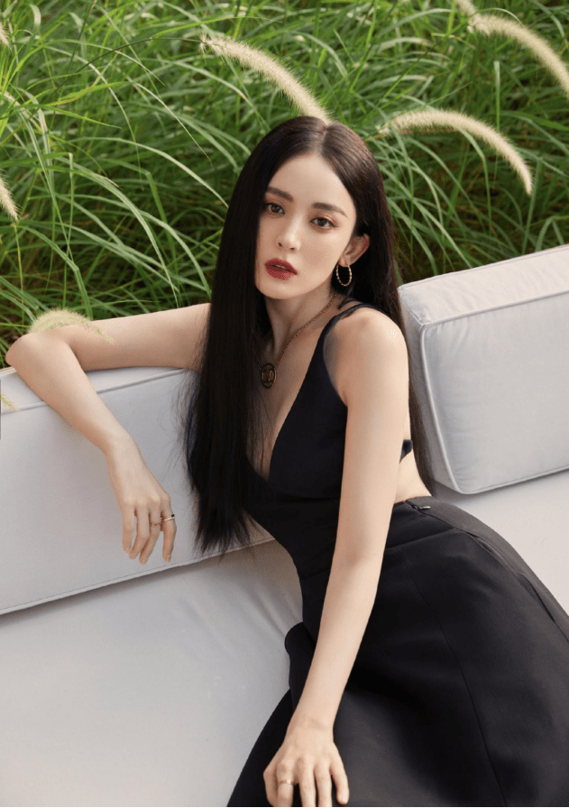 黑色 古力娜扎离开滤镜后也美得很，穿黑裙也挡不住“光芒”，让人心动
