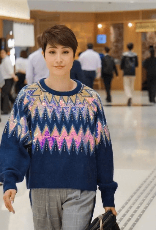 颜色 陈法蓉55岁仍光彩照人，穿亮片毛衣时尚减龄，中年女性真该学一学