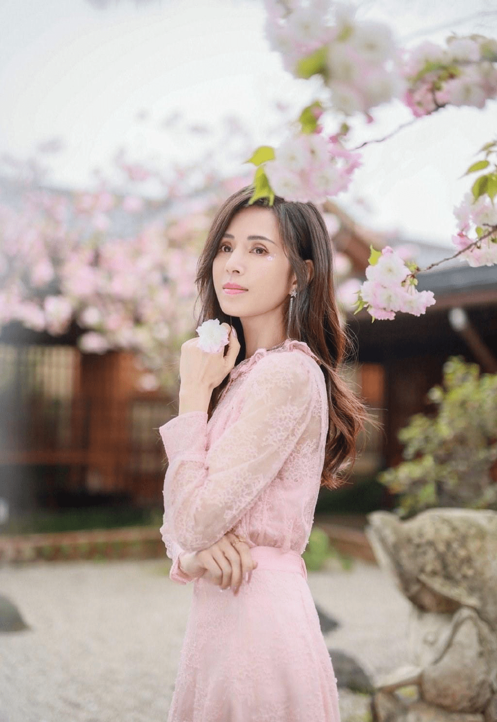 显得 李若彤果然会保养，丝绒拼接裙穿出独特韵味，大长腿更吸睛！