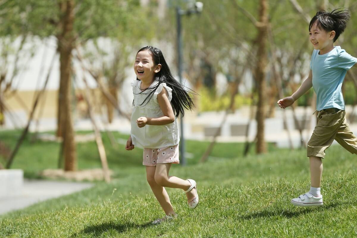 因为|女儿左手伸2手指右手伸5手指，让我猜哪个是幼儿园，答案很迷人！