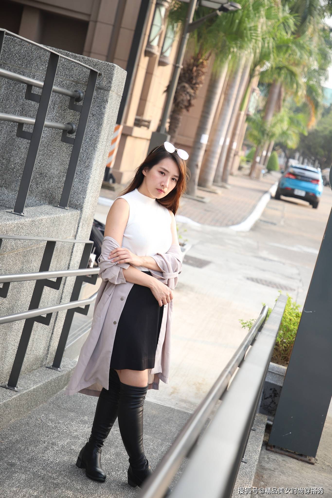 黑色 白色的无袖背心，下搭黑色的半身裙与黑色过膝长靴帅气又时尚