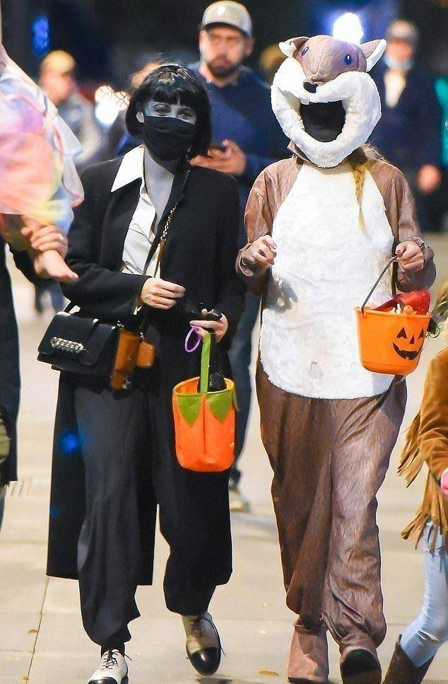 黑色 霉霉万圣节扮松鼠，与布莱克夫妇上街讨糖果，瑞安只戴假发太敷衍