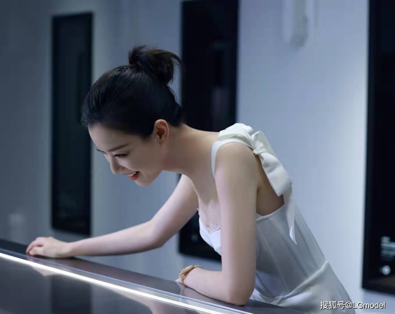 演技 谋女郎倪妮吊带礼服大秀美背!紧身深V妖娆妩媚,慵懒短发显优雅高贵