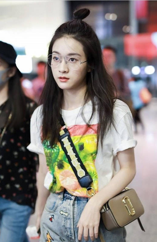 美得 张雪迎美得很清纯，穿印花T配牛仔裤青春活力，看着就像高中生