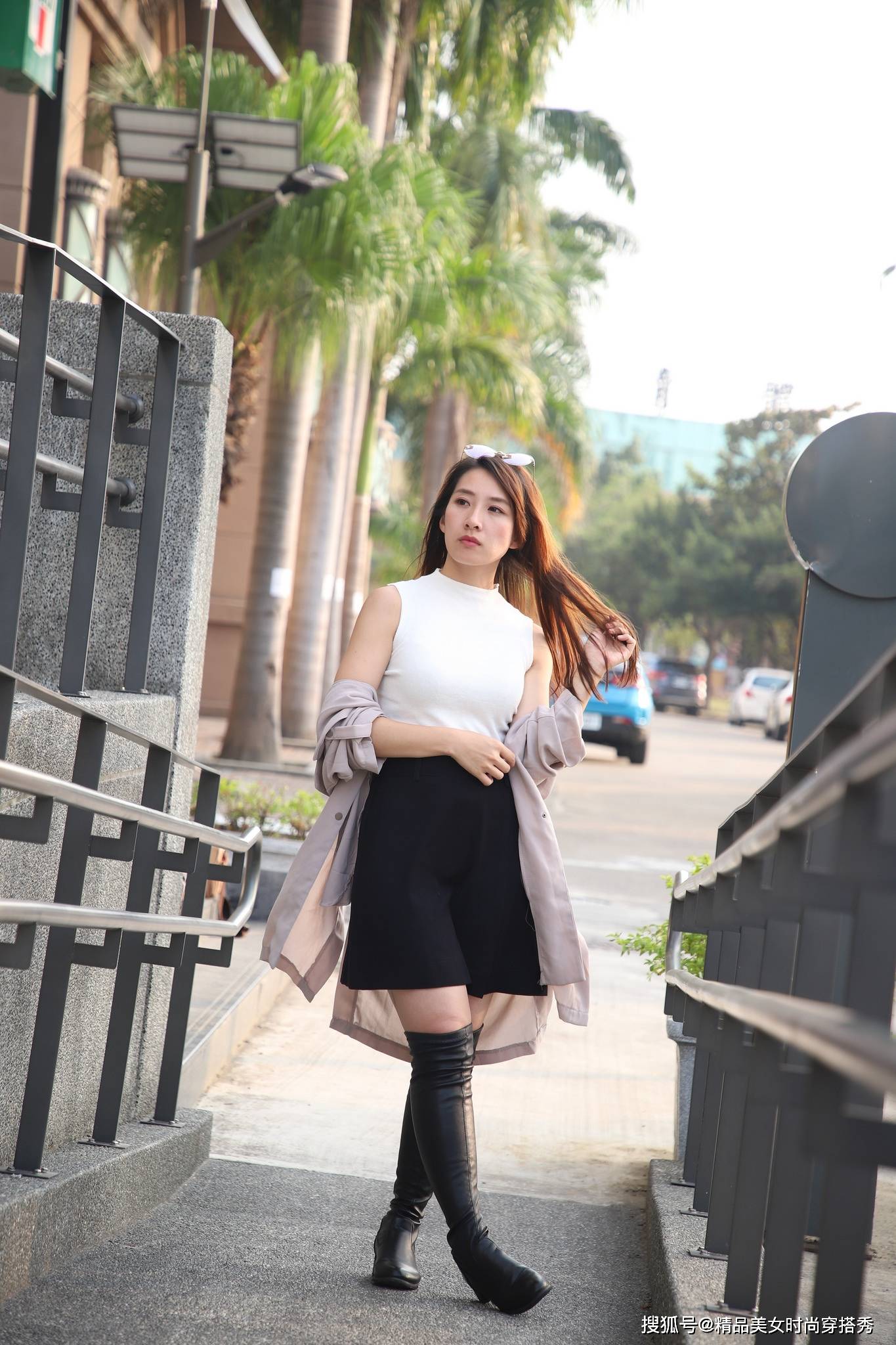 黑色 白色的无袖背心，下搭黑色的半身裙与黑色过膝长靴帅气又时尚