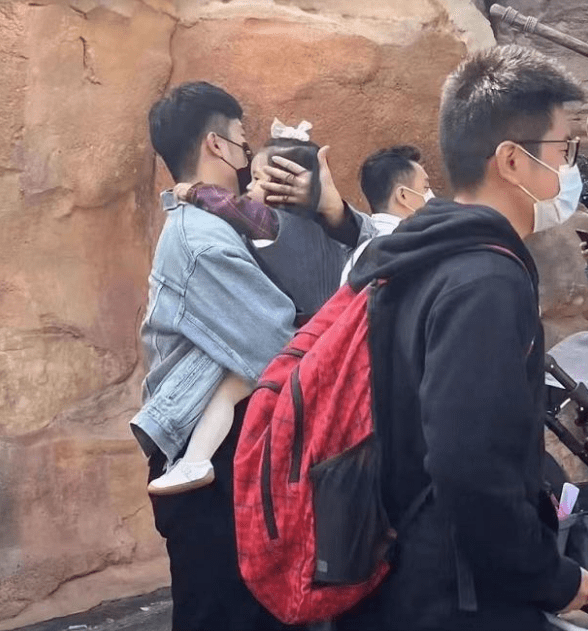 邓超|陈赫晒迪士尼一日游，和邓超鹿晗搞怪摆拍，小花带安安开心的游玩