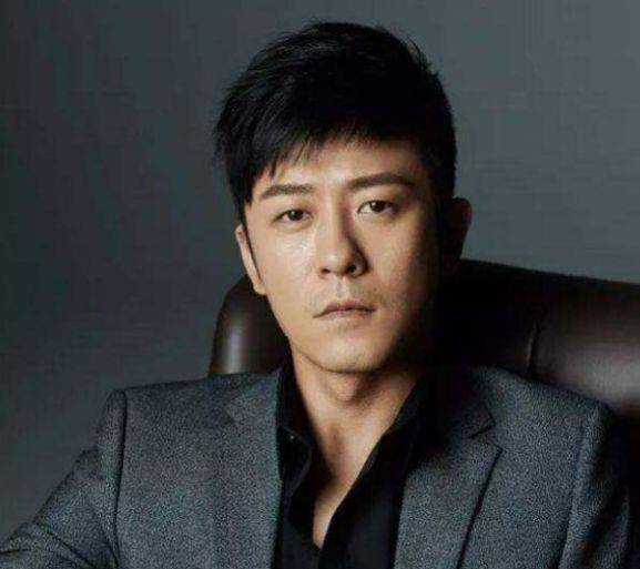 方面|亲妈是导演，干妈也是导演，18年没捧红他，娶媳妇改名后火了