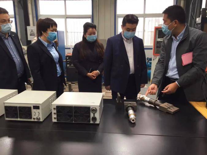 圣光集团董事长杨海燕一行来到平顶山学院开展产学研合作交流活动 建设