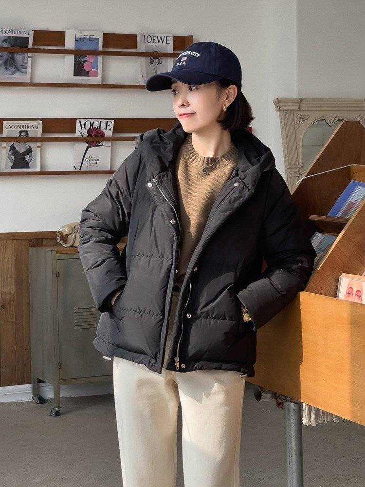 黑色 秋冬季：别老想穿长款羽绒服！小姐姐用短款配半身裙，高级又时髦