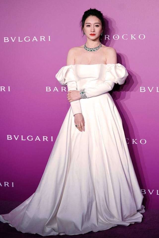 傲人 李小冉的身材真占便宜，穿低领长裙曲线傲人，但裸色却一点也不俗