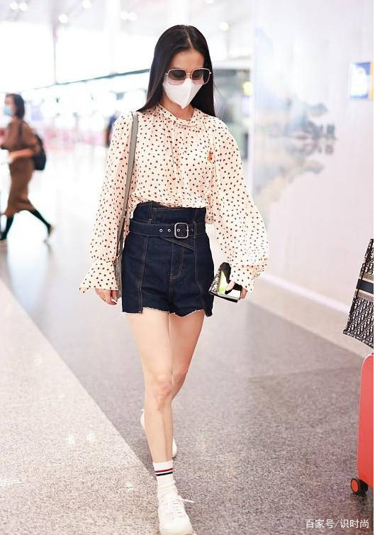 设计 黄圣依穿超短裤拍亲子照,9岁儿子快跟妈妈高,母子合照像俩姐弟