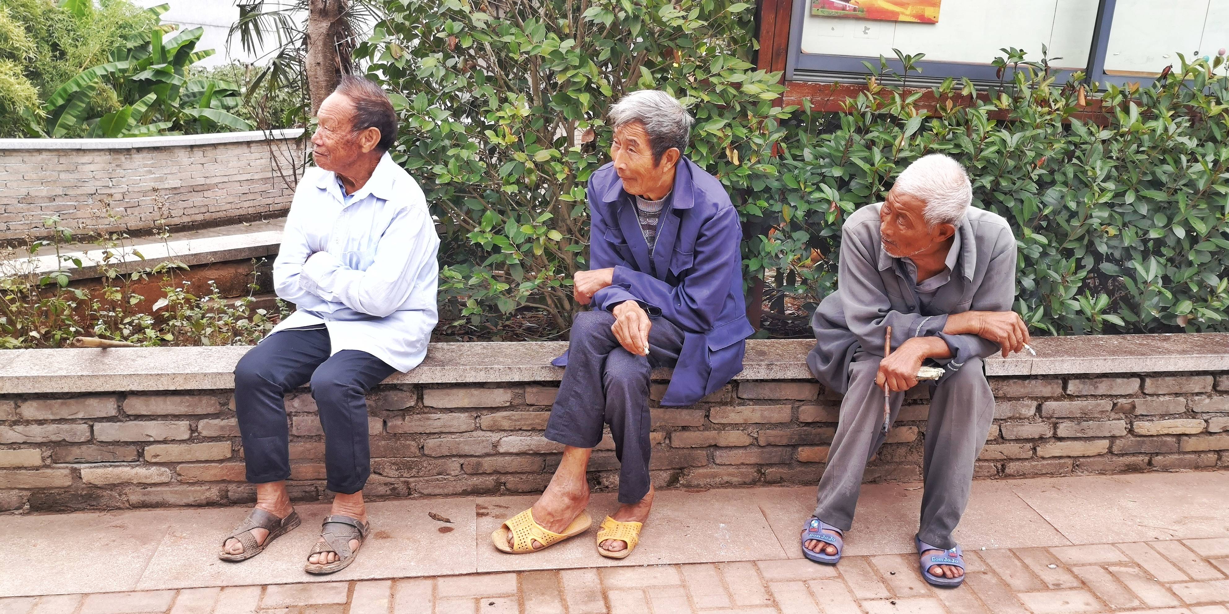 梦见很多老人家坐在一起 梦见一群老人坐在一起