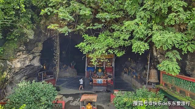 数百平米的天然岩洞高三层，内藏几十尊佛像，就在梅县绿窟潭附近