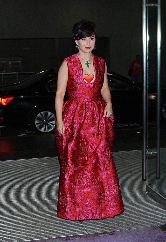 何超琼 59岁何超琼气质真好，穿那么花的大衣真接地气，配短发像邻家大妈