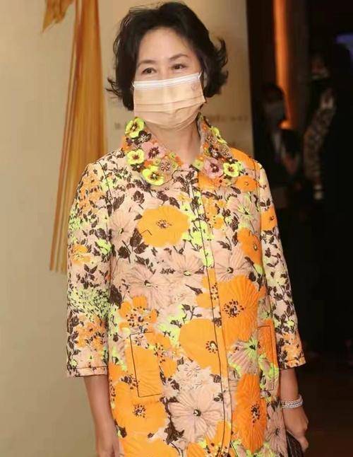 奚梦瑶 四太现身医院探望奚梦瑶母女!61岁皮肤紧致气质超好,一脸福气相