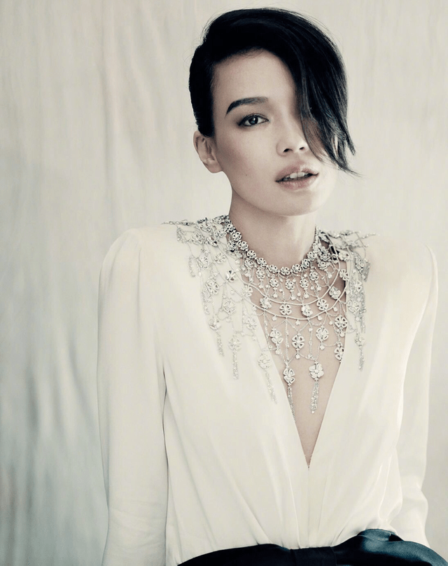 珠宝 舒淇戴上珠宝显“贵气”，穿牛仔上衣巧妙秀肩，吸睛又亮眼