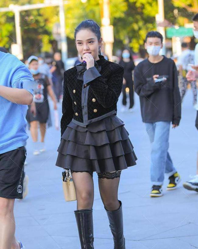 黑色 黑色长靴搭配蓬蓬裙，甜美可爱