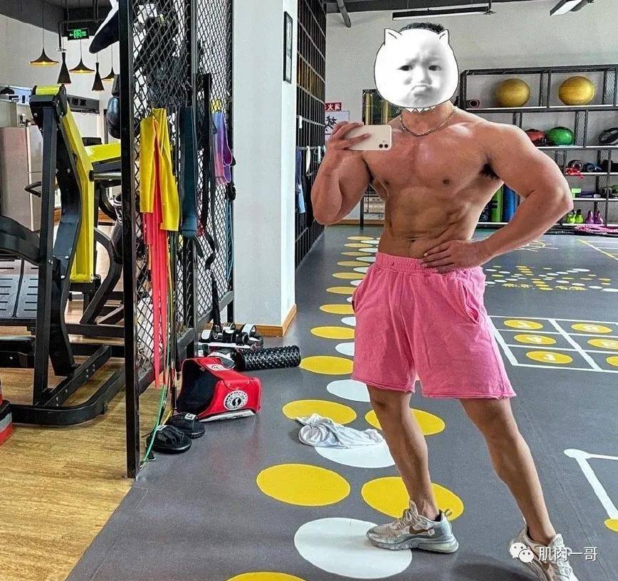 肉体|四川筋肉教练浴室自拍照疯传，这肉体太可了