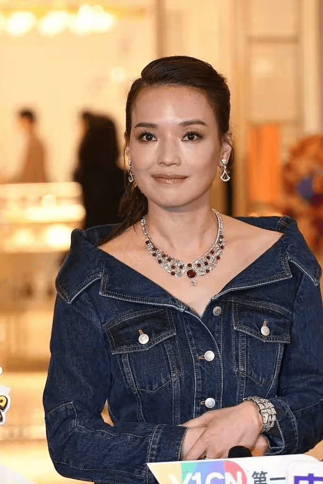 珠宝 舒淇戴上珠宝显“贵气”，穿牛仔上衣巧妙秀肩，吸睛又亮眼