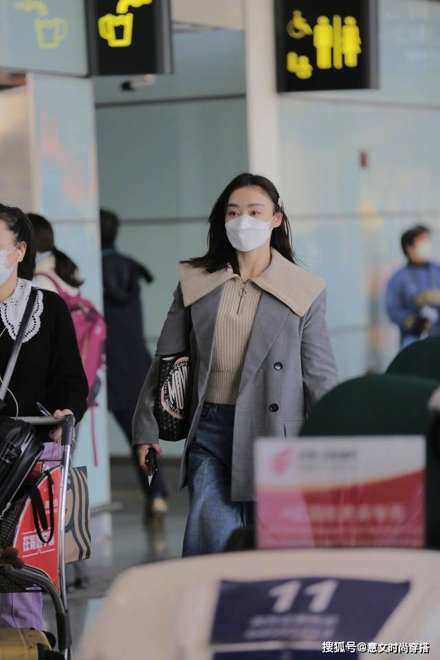 设计 袁姗姗会打扮！藏蓝色长西装搭高筒靴，时尚休闲，腿好长