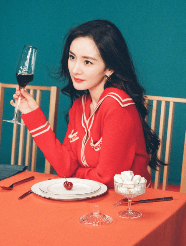 侵权 杨幂，把3分美的红裙，穿成了10分？马屁还有这么拍的吗？