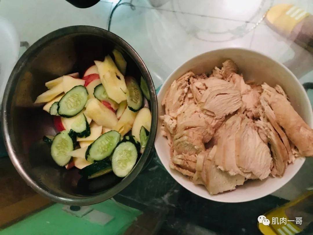 肉体|四川筋肉教练浴室自拍照疯传，这肉体太可了