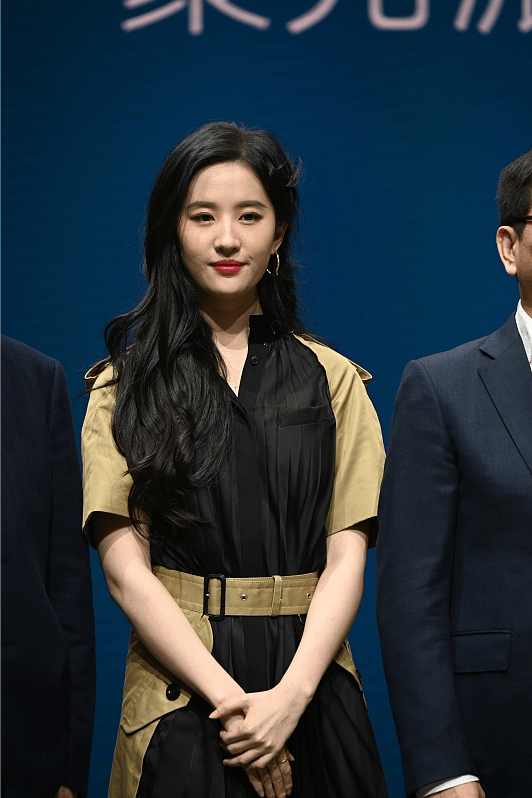 金色 生图下的刘亦菲看着有些疲惫，可穿拼色的裙子还很精致，挺美的