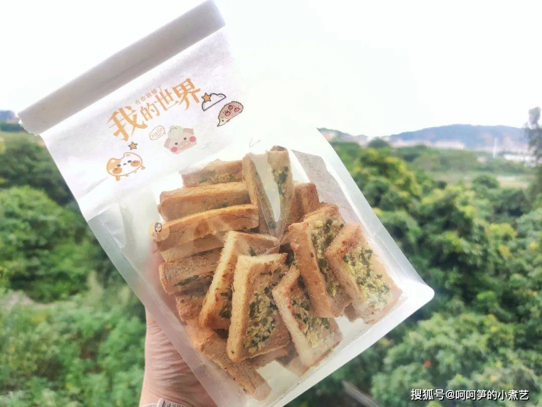 葱花|蒜香面包片,西餐厅的餐前小点心,在家也能做,酥脆掉渣真好吃