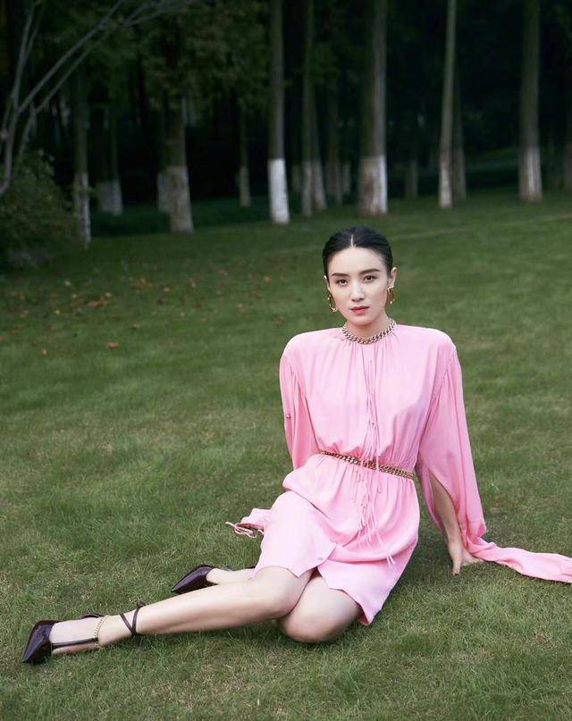 宋佳 宋佳穿搭接地气，白色连衣裙简约优雅，造型干净清爽还抢眼