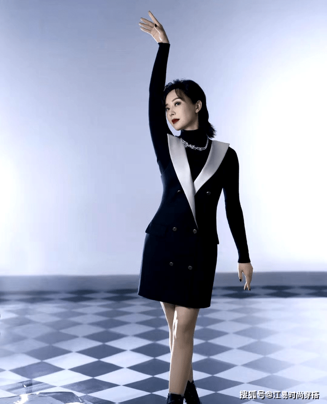 金色 陈数不愧是“气质女人”,穿一袭金色百褶裙,美得优雅高级