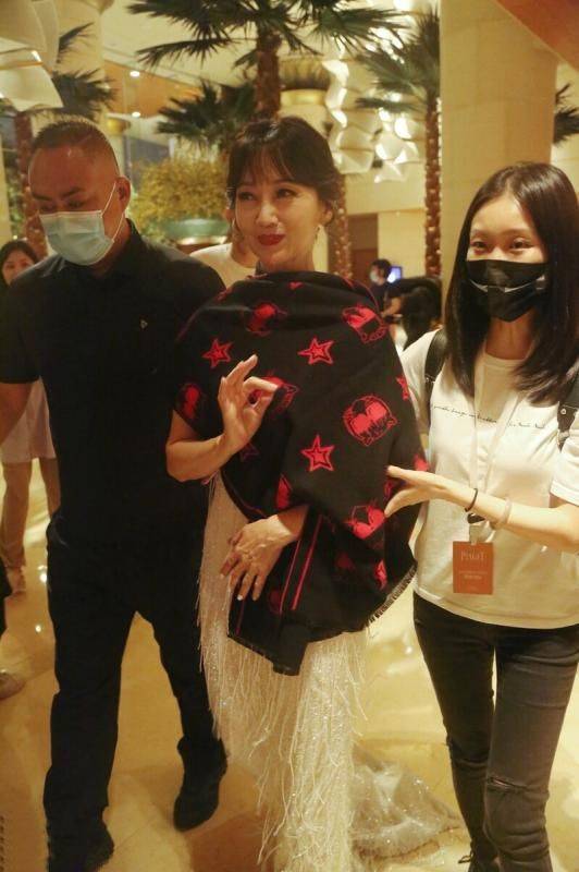 周海媚打光美颜后，赵雅芝周海媚皮肤光滑很年轻，但不修图的手很沧桑！