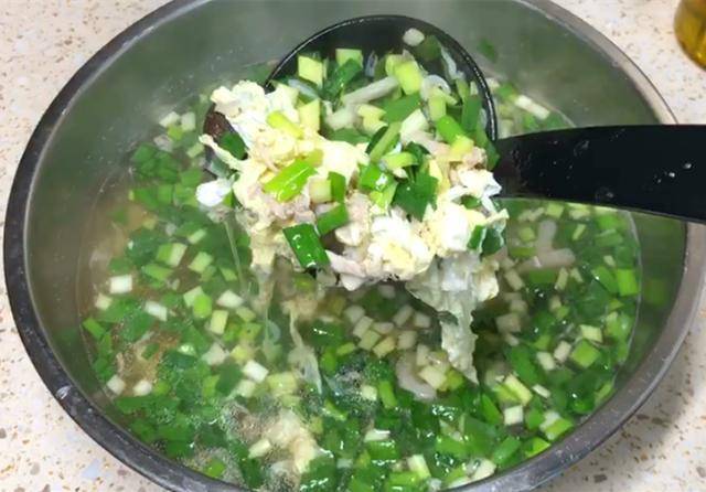 炸酱面|夏天要多吃面条,教你懒人做法,比炸酱面还好吃,上桌就扫光