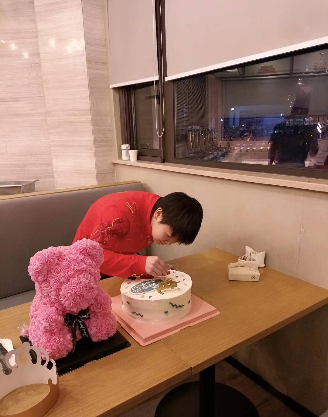 孙颖莎|国乒将帅为孙颖莎庆生！孙颖莎吃长寿面，合影李隼，美女队友抢镜