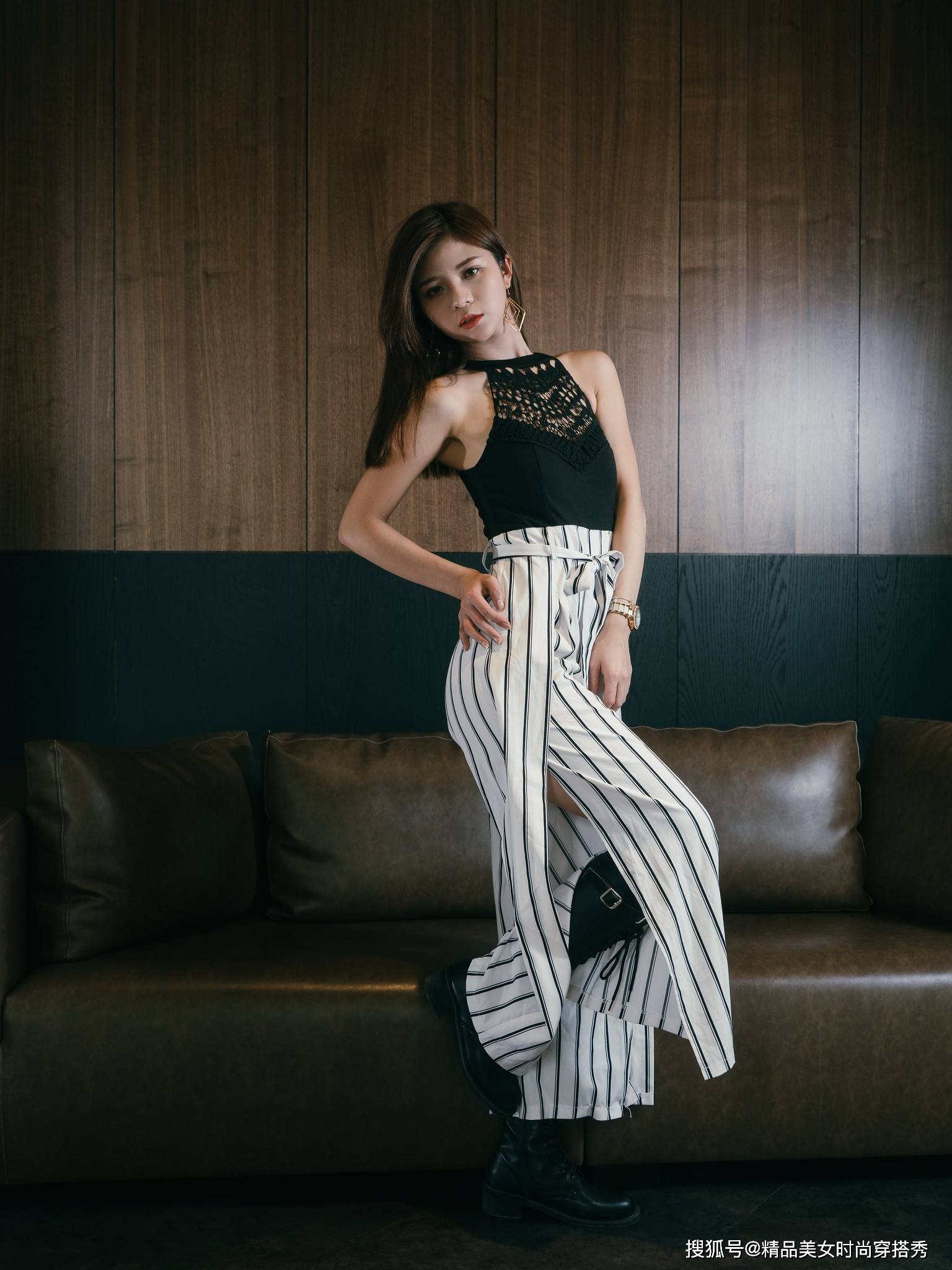 个性 黑色的无袖小衫下搭条纹的阔腿裤，潮范十足