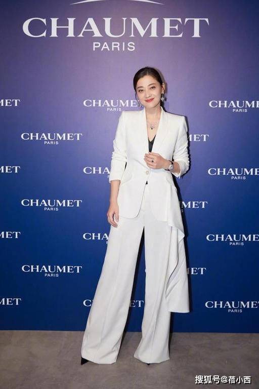 设计 梅婷在国外真会穿，穿黑白花纹外套凹造型，扑面而来的高级感！