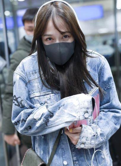 卫衣 陈乔恩穿套装牛仔，40岁看起像20岁小姐姐，秀春装差点被冻哭！