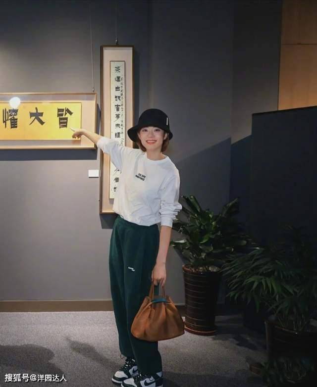 黑色 孙俪时尚大片来袭,黑色无袖针织裙搭白色手套,极具野性之美
